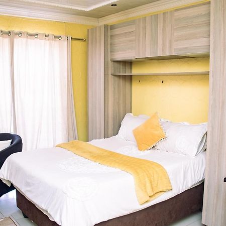 Phomolong Guest House Soweto Exterior photo