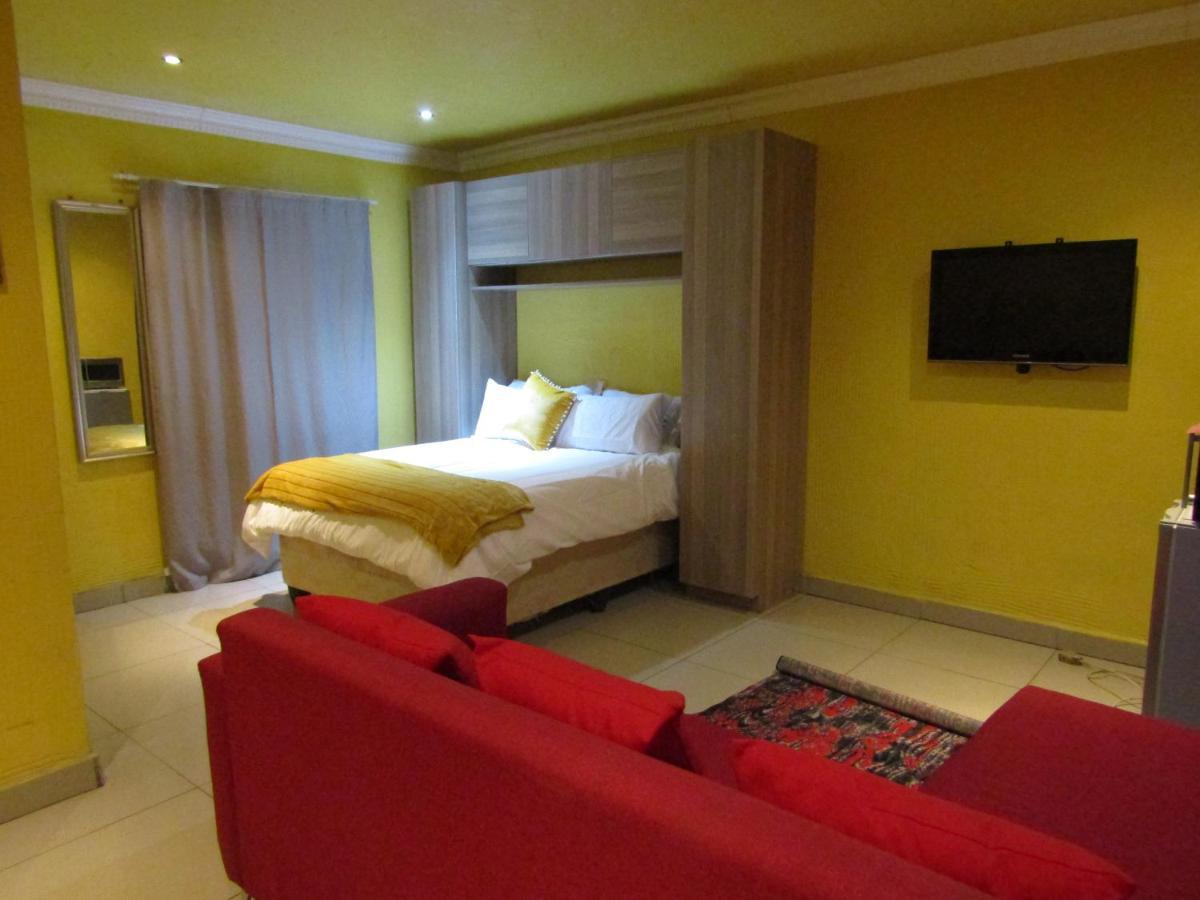 Phomolong Guest House Soweto Exterior photo