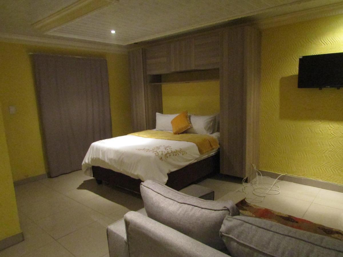 Phomolong Guest House Soweto Exterior photo