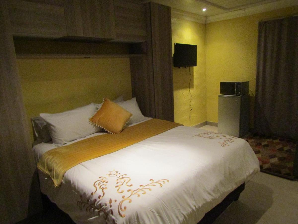 Phomolong Guest House Soweto Exterior photo