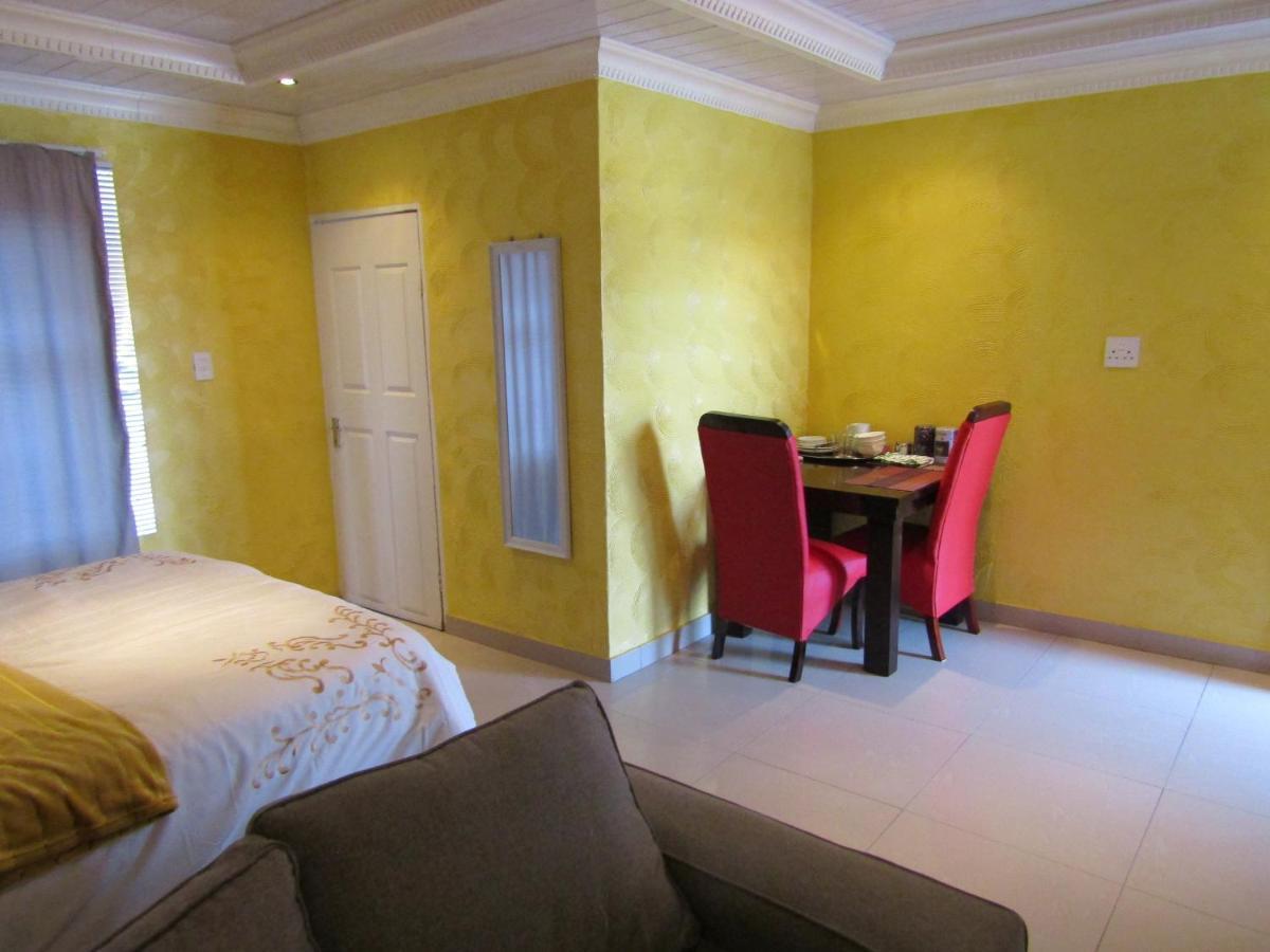 Phomolong Guest House Soweto Exterior photo