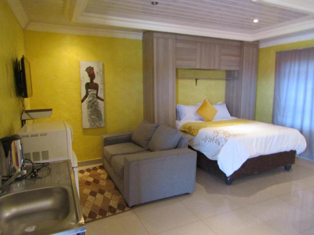 Phomolong Guest House Soweto Exterior photo