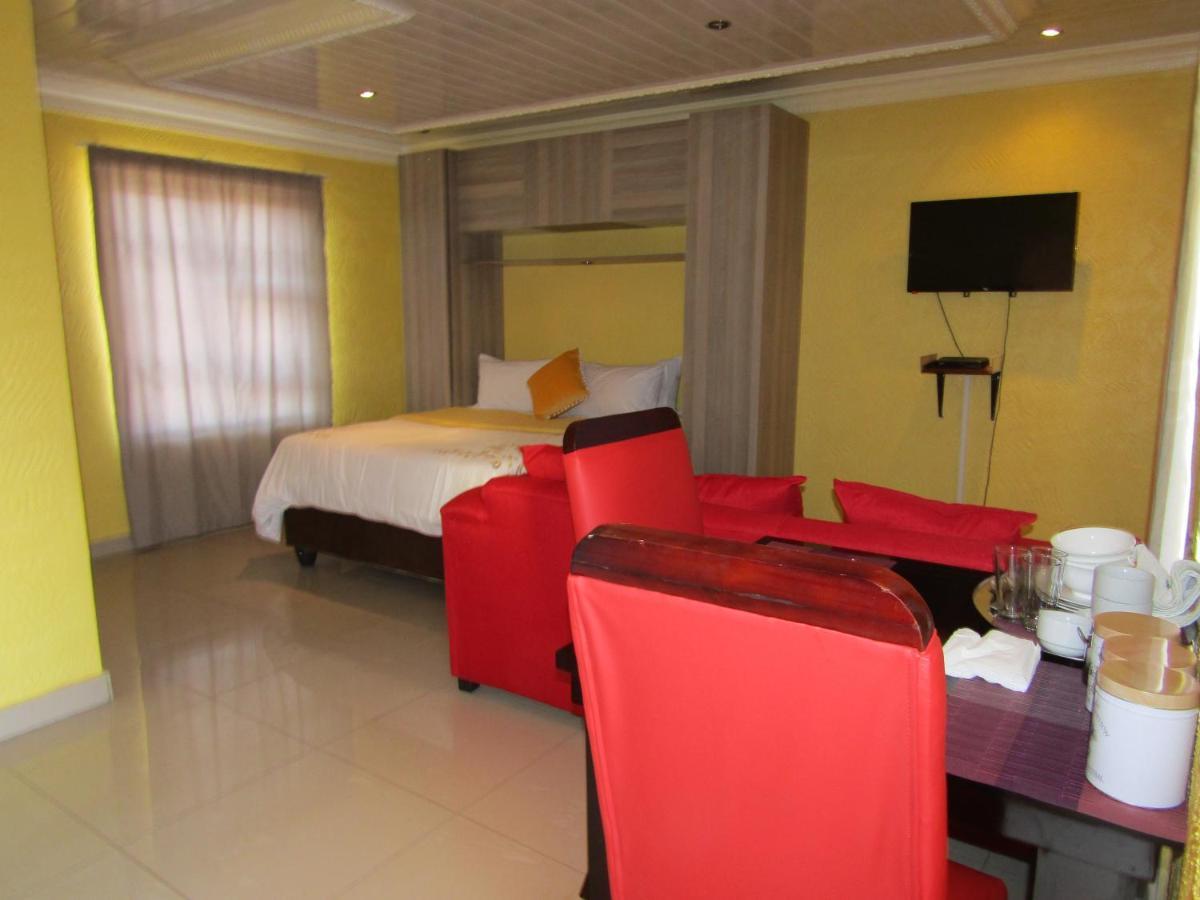 Phomolong Guest House Soweto Exterior photo