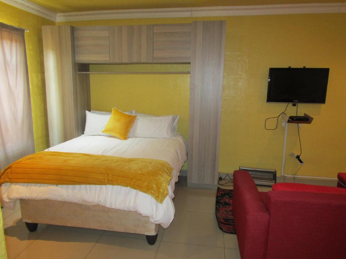 Phomolong Guest House Soweto Exterior photo