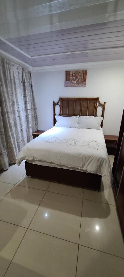 Phomolong Guest House Soweto Exterior photo