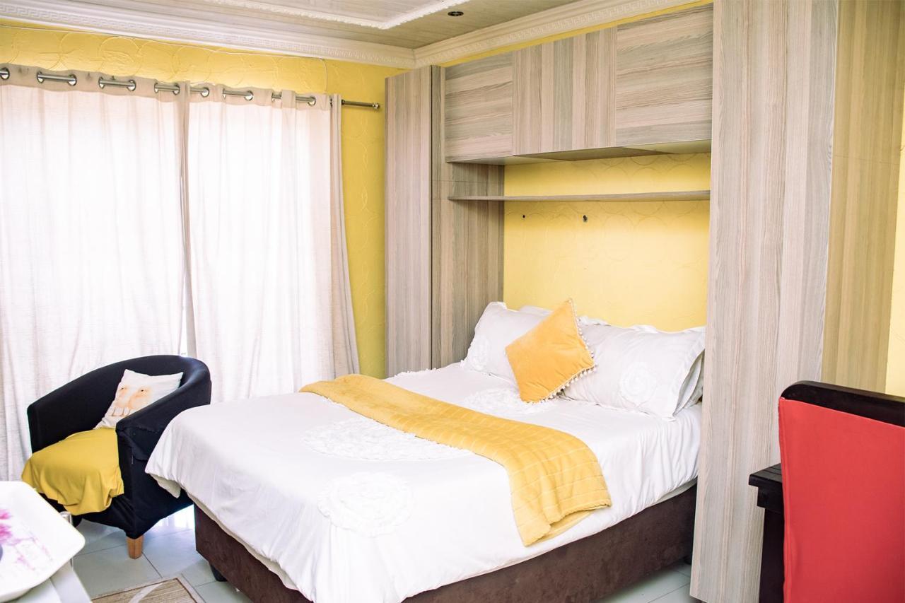 Phomolong Guest House Soweto Exterior photo