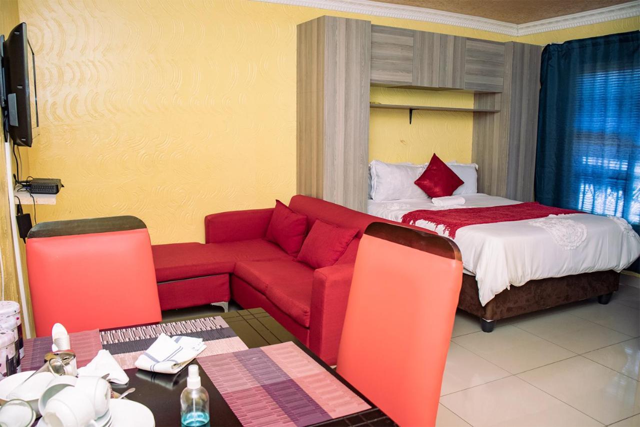 Phomolong Guest House Soweto Exterior photo