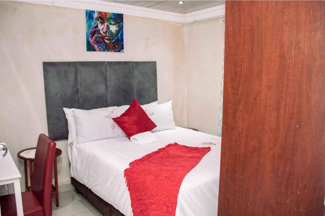 Phomolong Guest House Soweto Exterior photo