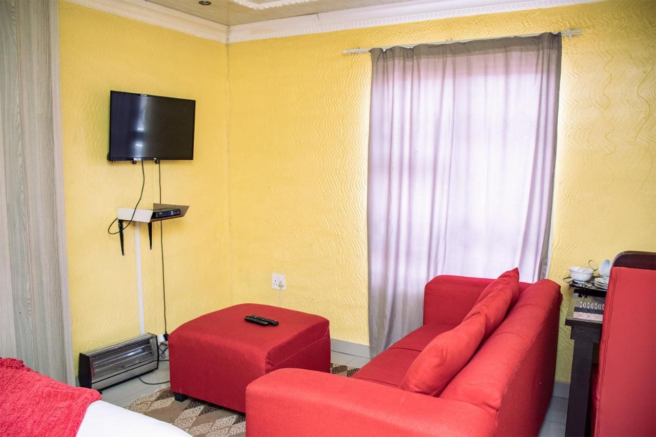 Phomolong Guest House Soweto Exterior photo